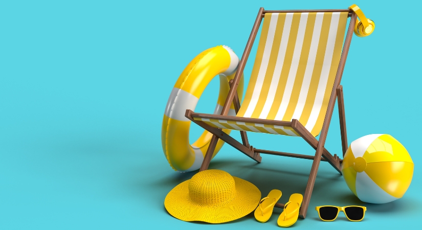 Silla de playa rayas amarillas y blancas, flotador, sombrero, chanclas, gafas y pelota de playa. 